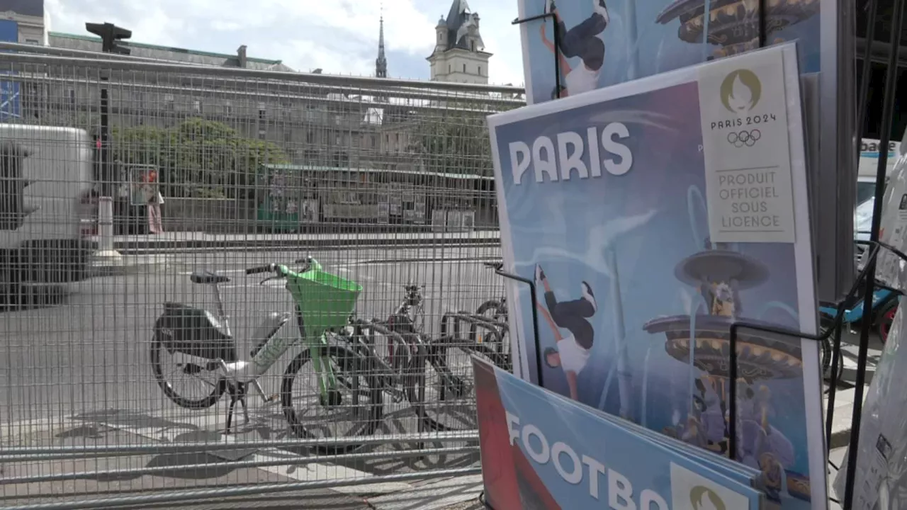 'Comme des animaux en cage': les Parisiens agacés par les barrières installées pour les JO