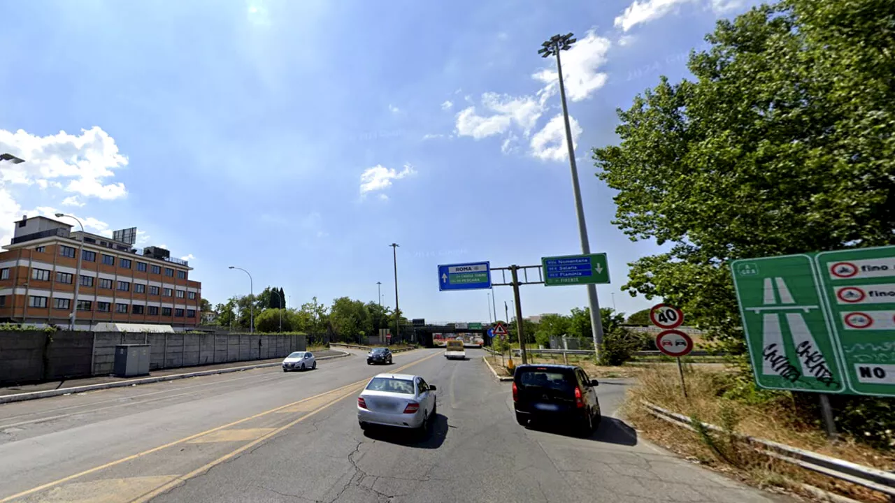 Incidente a Roma: carambola tra tre auto e uno scooter, morto un uomo