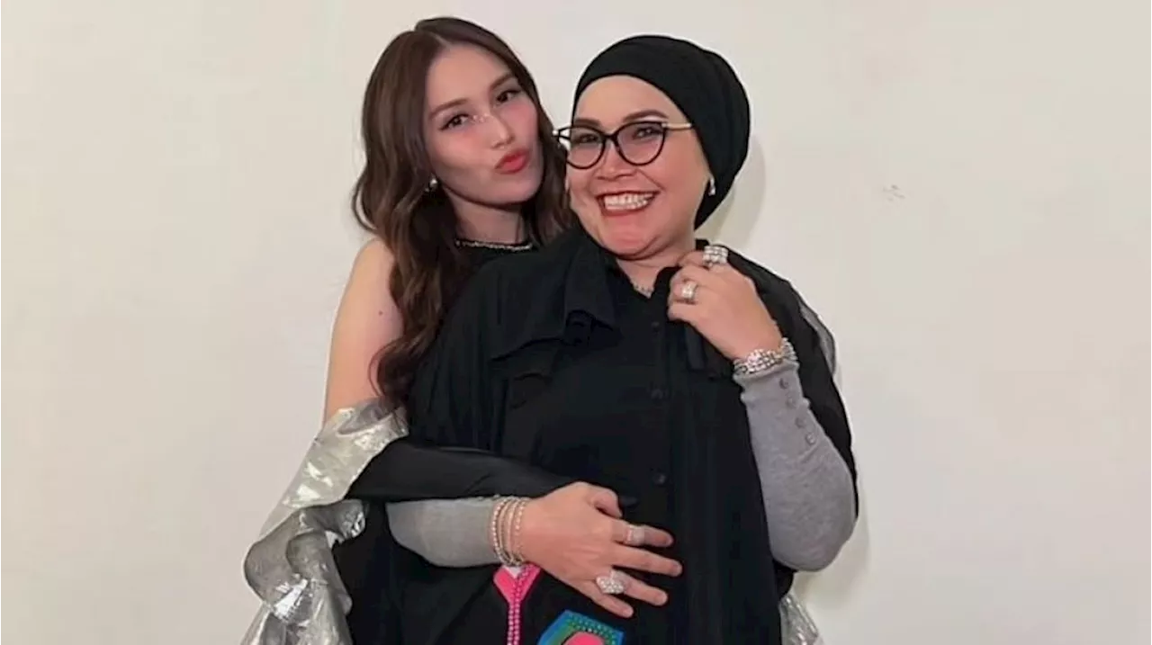 Momen Ayu Ting Ting Makan Disuapi Ibunya Tuai Komentar Jahat