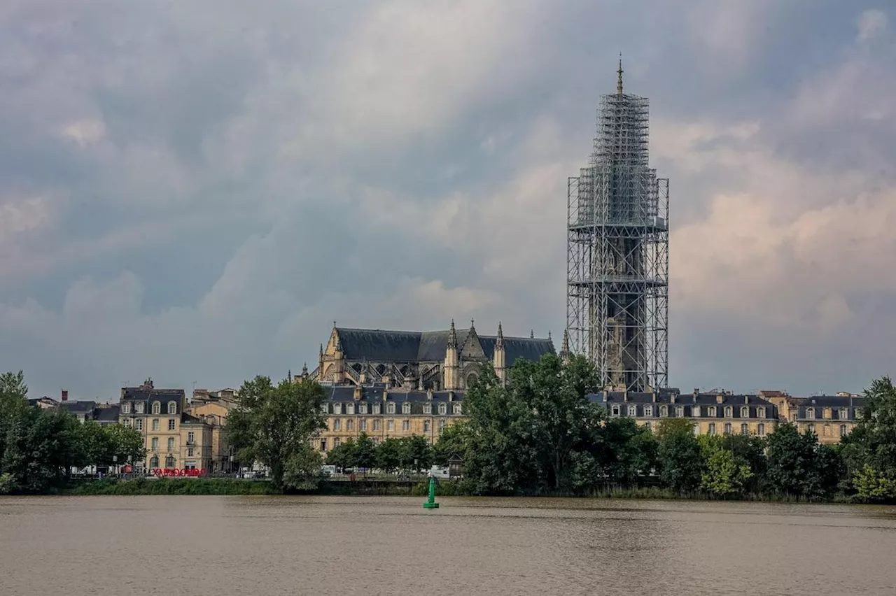 Bordeaux : la croix a retrouvé sa place au sommet de la flèche Saint-Michel