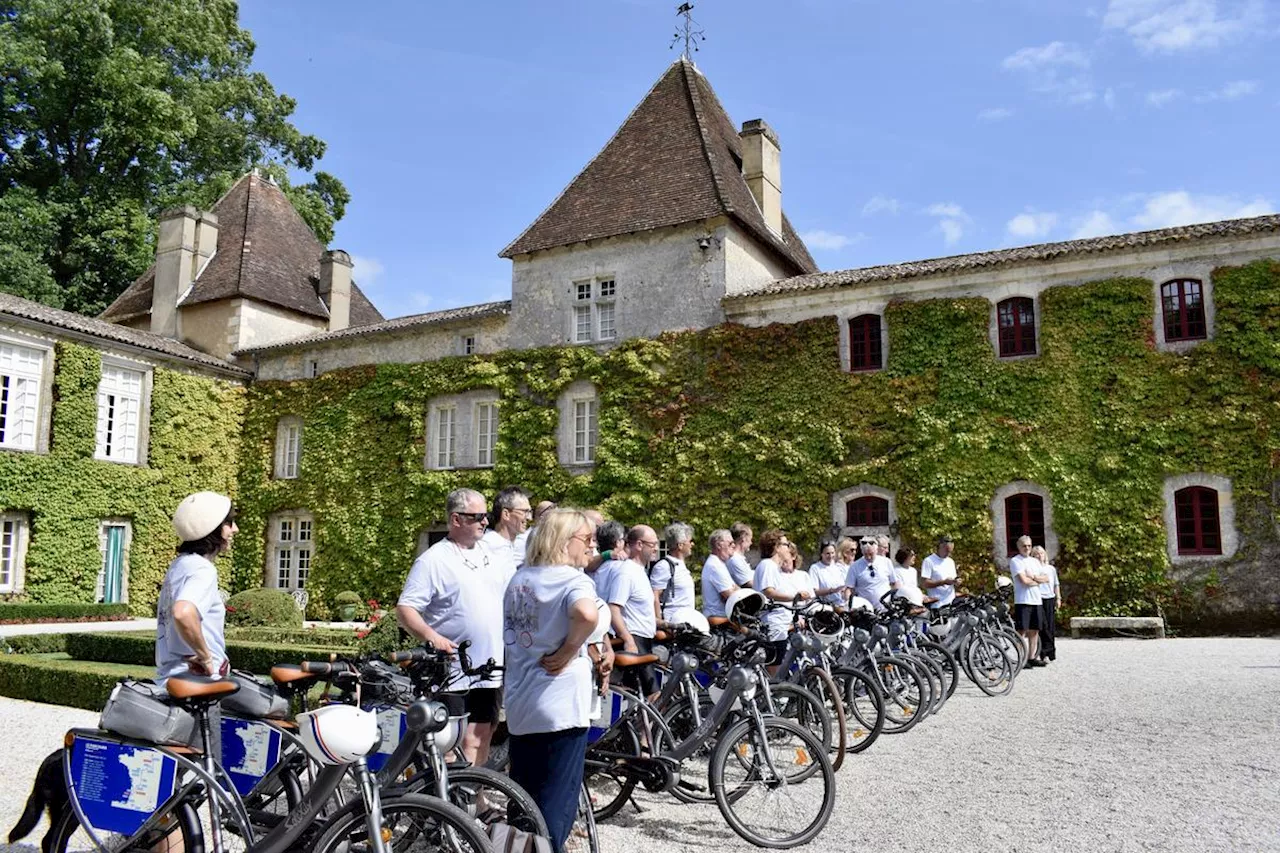 Paris 2024 : en escale à Léognan, une armée de Solex en route vers les Jeux olympiques