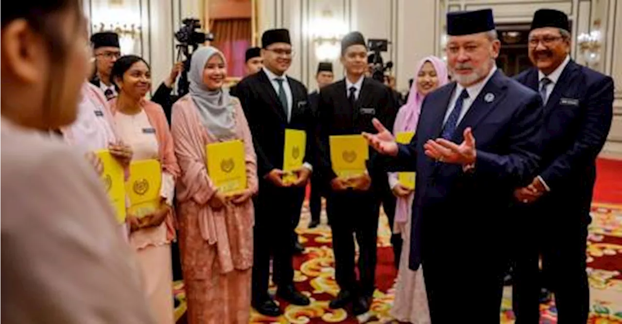 Agong berkenan kurnia biasiswa kepada 14 penuntut IPT