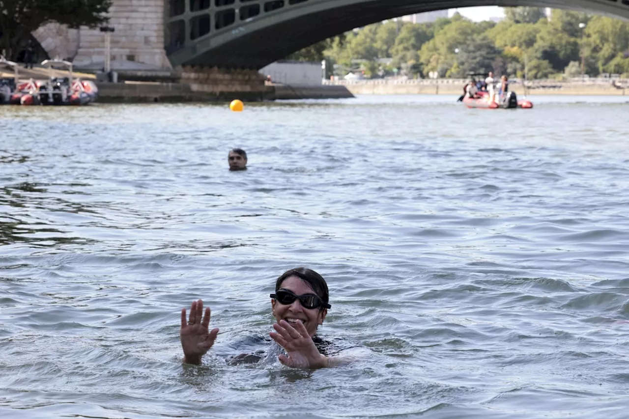 Prefeita de Paris nada no Sena para provar que rio está limpo para a Olimpíada