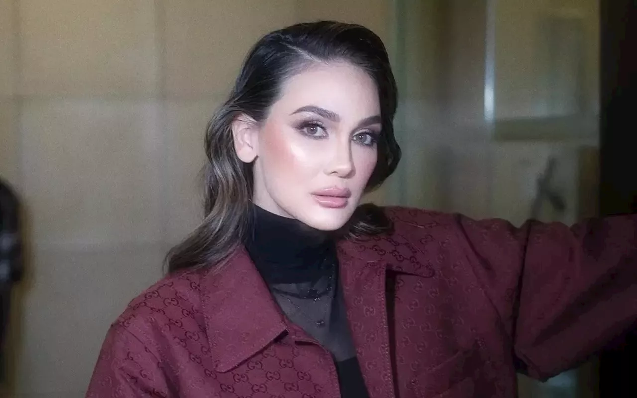 Luna Maya Tampil Kece Kenakan Rok Cekak dengan Vibes Anak Sekolah