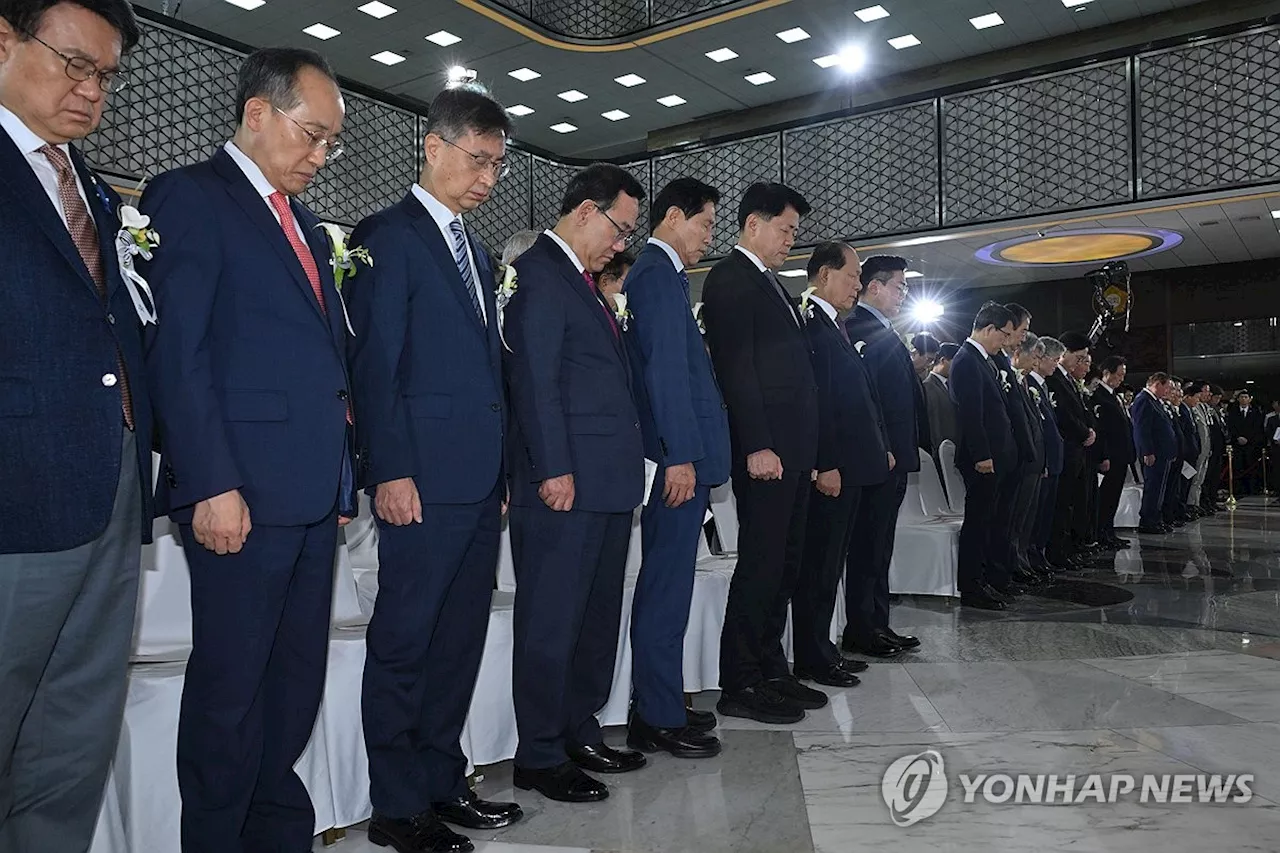 제헌절 맞은 여야, 서로에 '헌법정신 파괴' 비난전