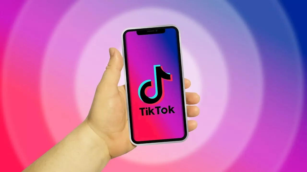 Con este truco para ver TikTok sin Internet tus viajes en verano se harán mucho más cortos