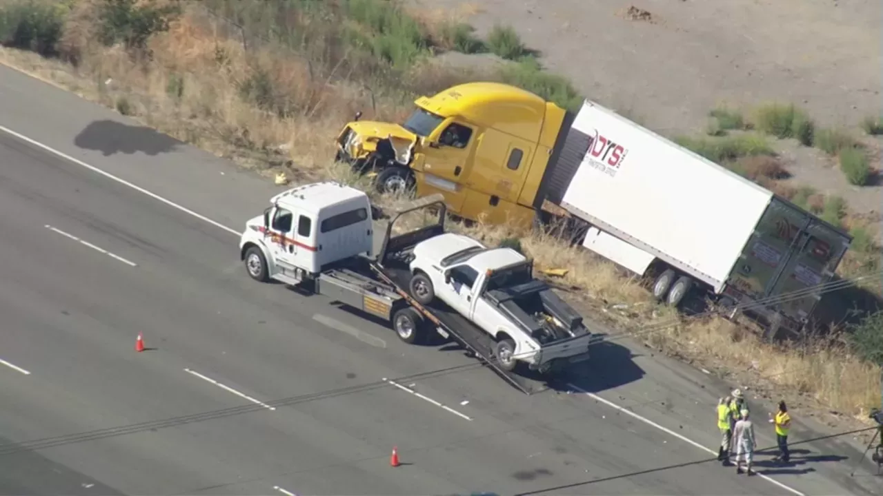 15068232: Deadly 6-vehicle Fremont Crash Involved Jackknifed Big Rig ...