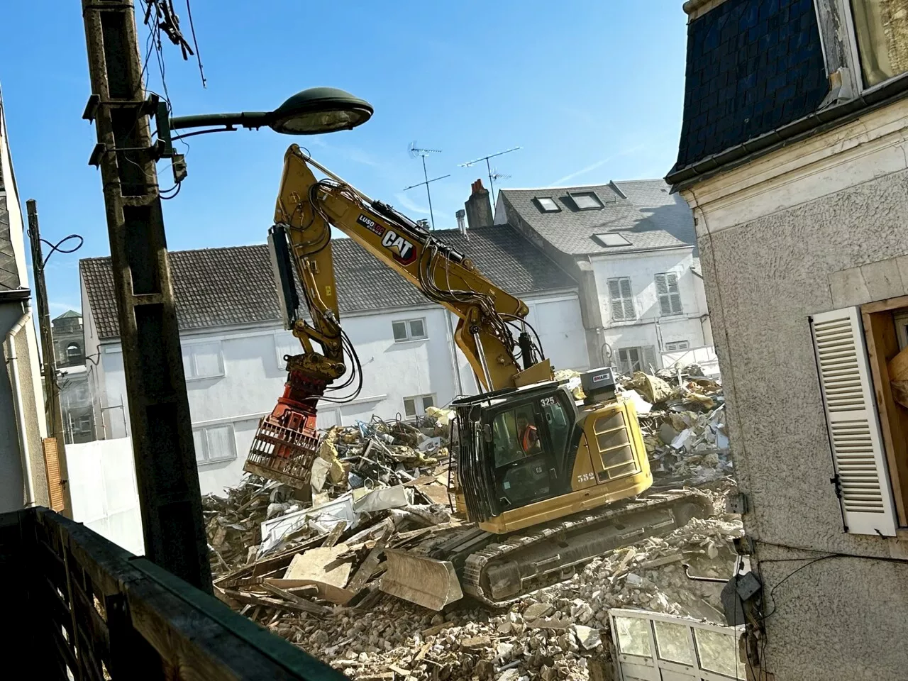 Rue de Bourgogne à Orléans : les bâtiments en péril détruits, 500 tonnes de gravats à évacuer