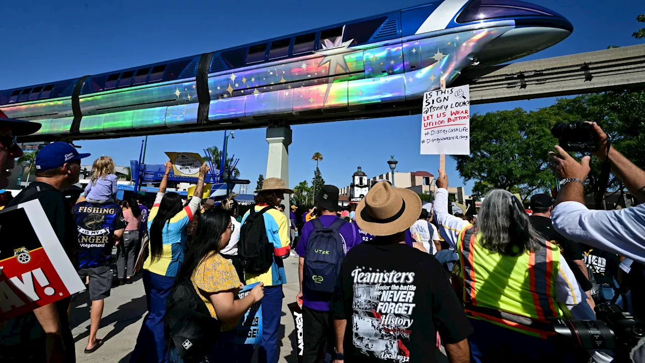 États-Unis: en Californie, les salariés du parc Disneyland menacent de faire grève