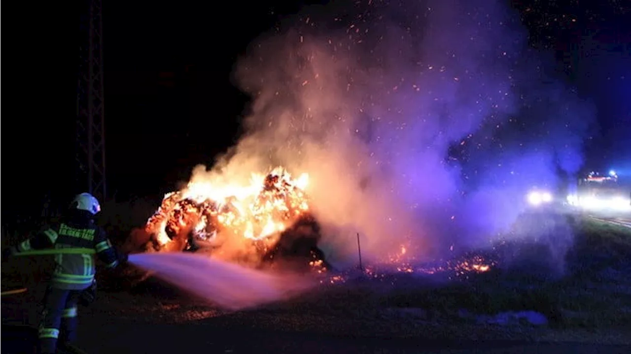 Feuerwehr-Einsatz in Thüringen: Strohballen-Brand unter Stromleitung