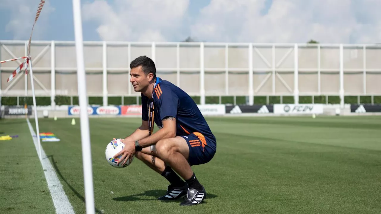 Thiago Motta alla Juventus, la conferenza stampa di presentazione in diretta: «Qui per aprire un ciclo. Vlahovic? Gran giocatore ma ha bisogno della squadra»