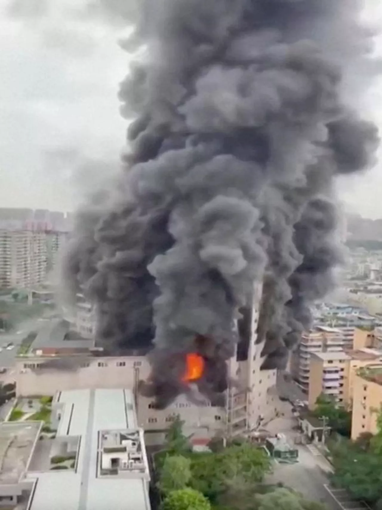 Death toll in China shopping center fire rises to 16