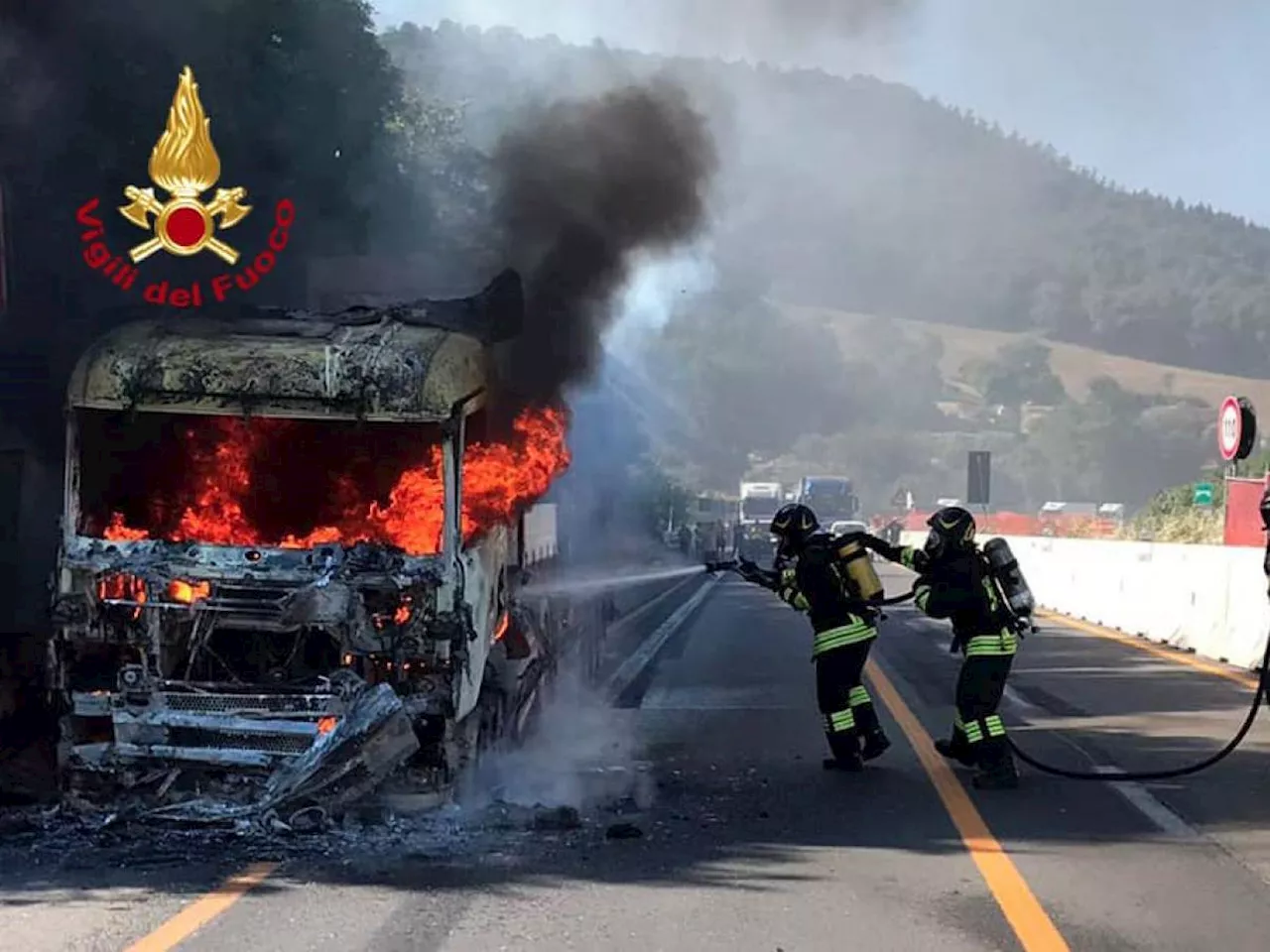 Incendio di un camion in A1, traffico in tilt tra Firenze e Mugello