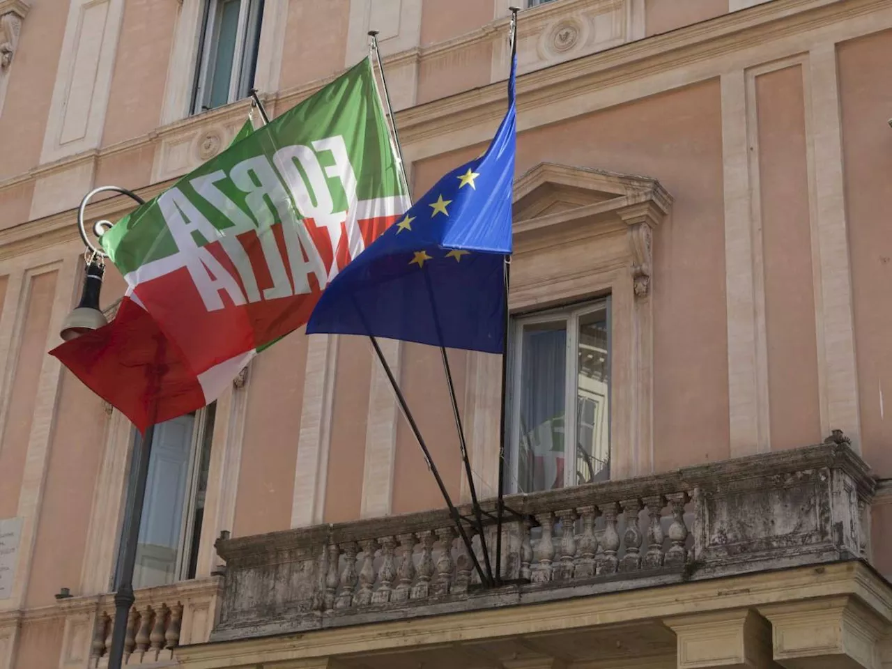 Lettera choc recapitata a Forza Italia: 'Fascisti, vi impiccheremo'