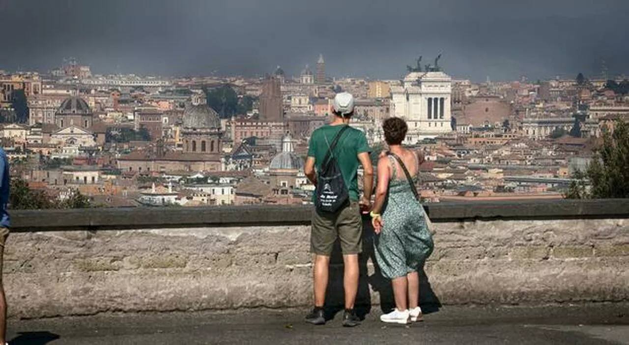 Roma brucia ancora, incendio a Casal Lumbroso e a Tor Vergata: residenti evacuati e strade chiuse. Nube di cen