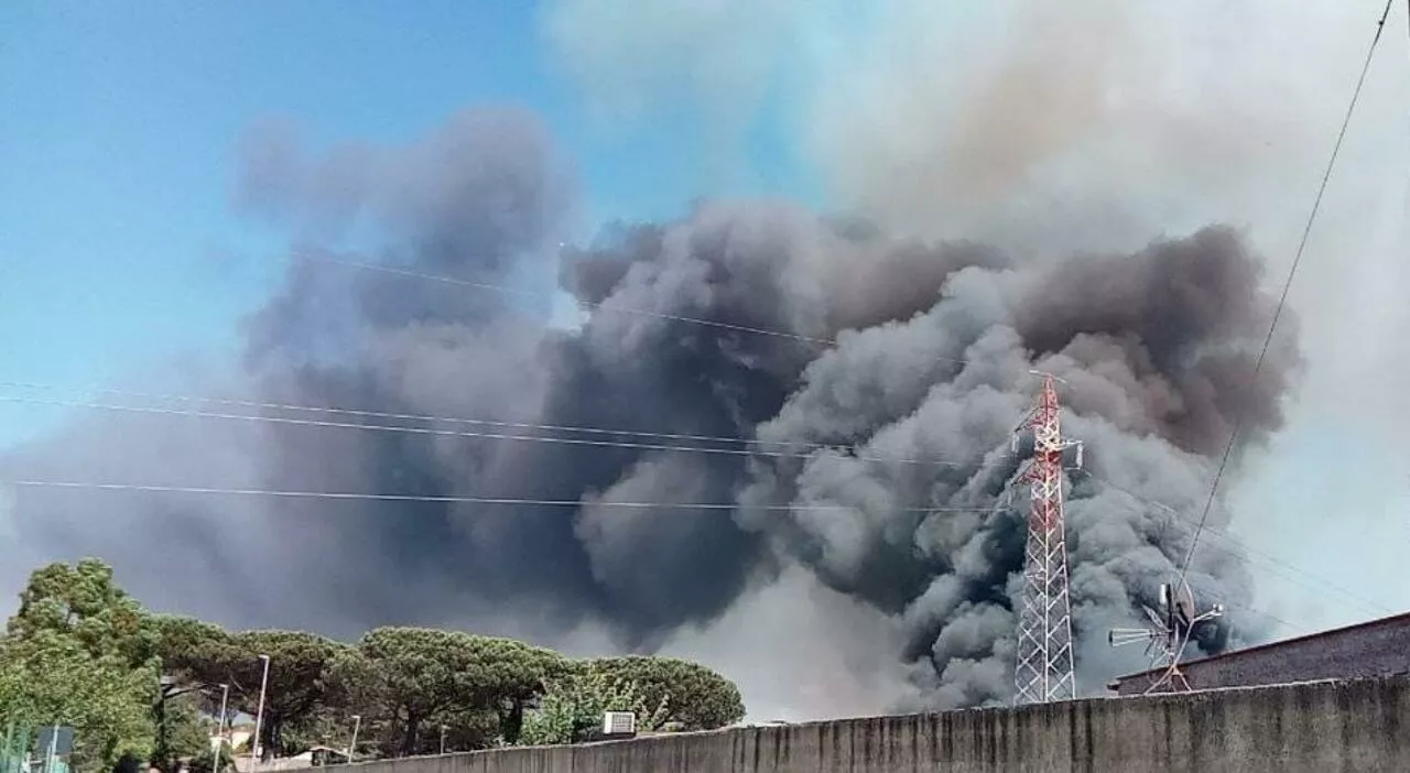 Roma incendio a Casal Lumbroso, residenti terrorizzati: «Circondati dalle fiamme non riuscivamo a respirare»