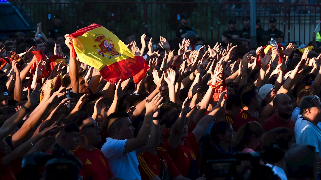 Investigan a los jóvenes que arrancaron la bandera de España a una chica en Donostia