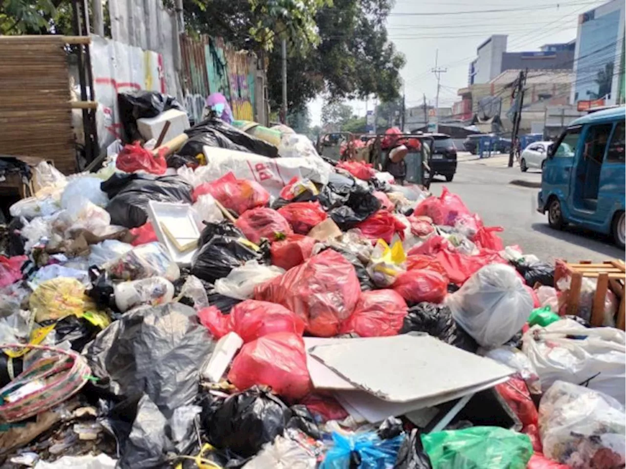 Jorok Tumpukan Sampah Meluber di Tengah Jalan di Jalan Raya Bogor Depok