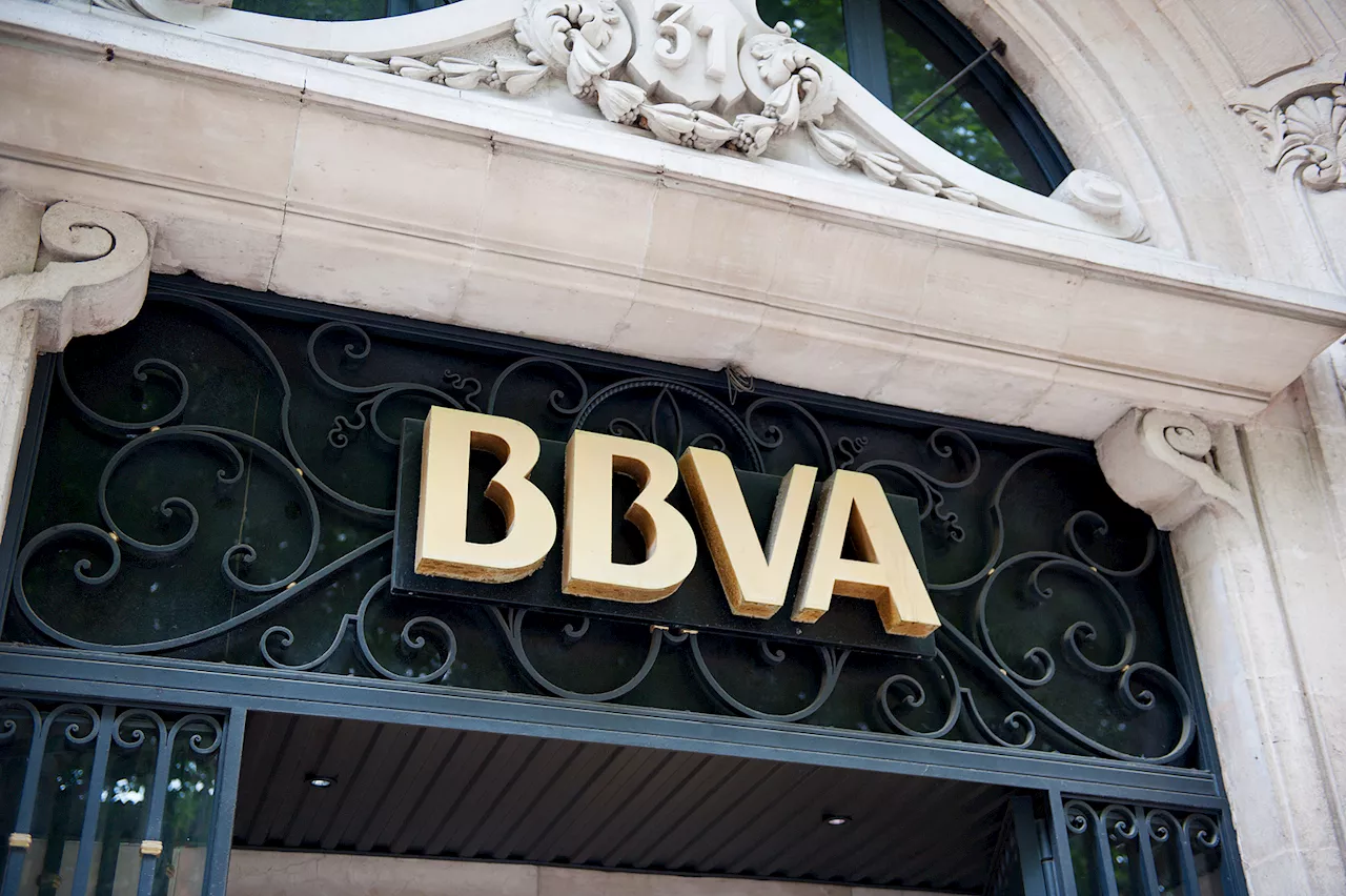 Empleada de BBVA exhibe colección completa del banco