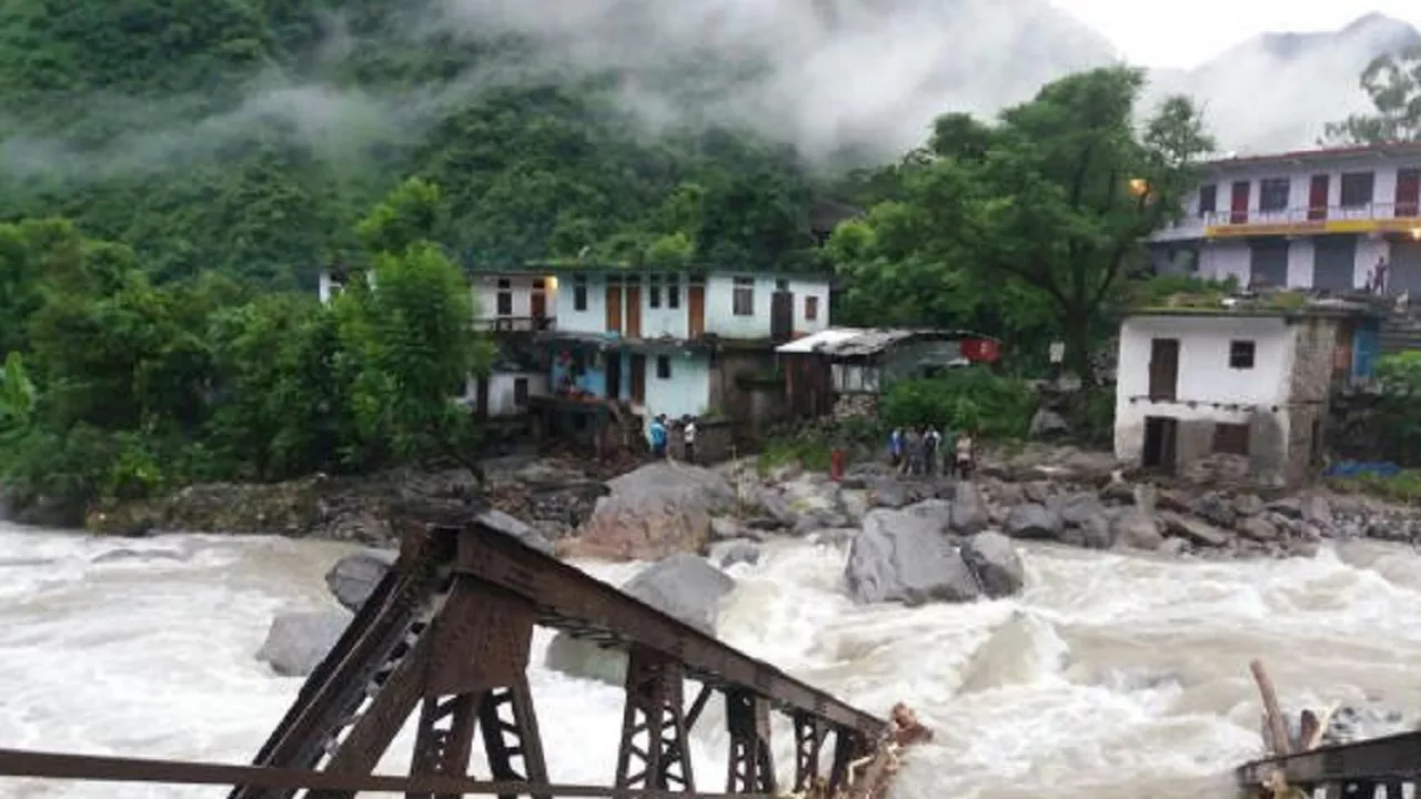 Uttarakhand Rain: उत्तराखंड में भारी बारिश का कहर जारी, भूस्खलन के बाद केदारनाथ हाईवे बंद