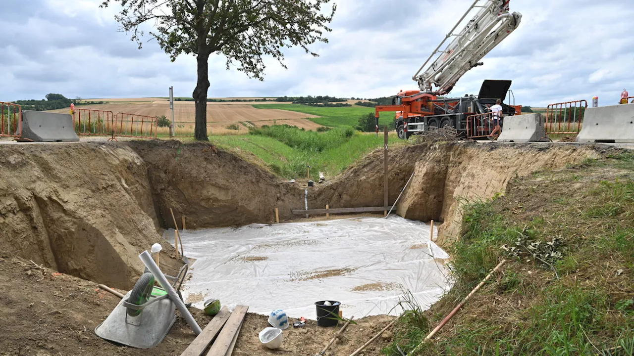 Brücke abgerissen: Ein Loch trennt zwei Ortschaften