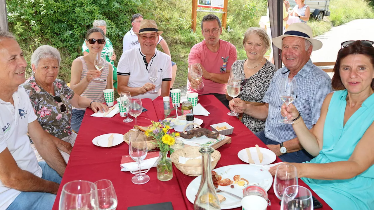 Winzer des Jahres besuchten Lesehelferin „mit den roten Fingernägeln“