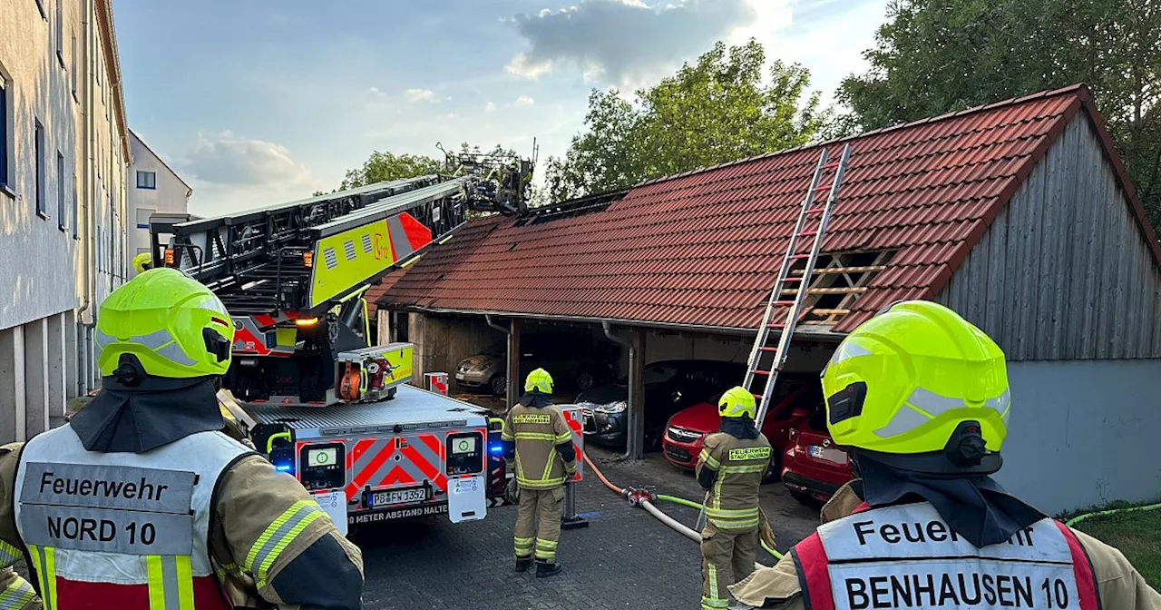 Feuerwehr löscht XXL-Carport auf dem Paderborner Kaukenberg