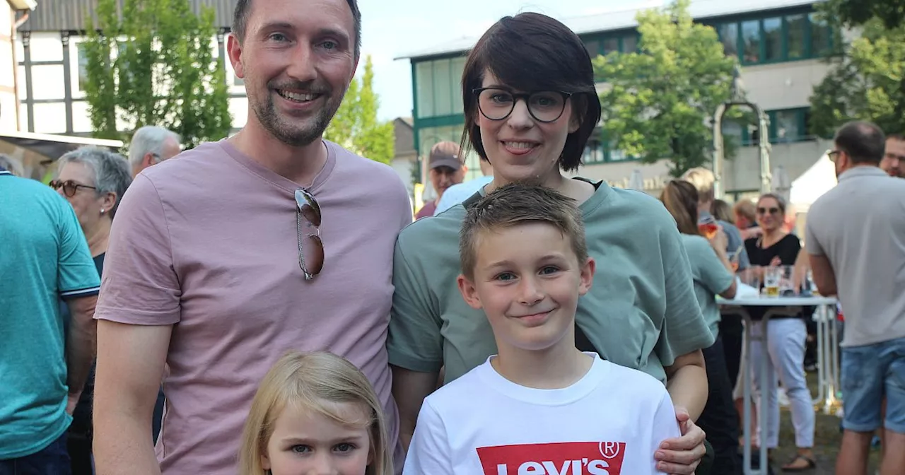 Mit vielen Fotos: Abendmarkt in Enger wieder stark besucht