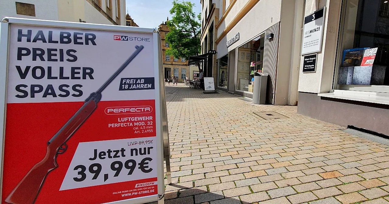 Waffen-Werbung in Bielefelder Altstadt - viele Menschen sind verärgert