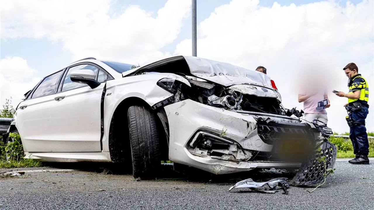 112-nieuws: auto zwaar beschadigd na ongeluk A16 • kat vast onder motorkap