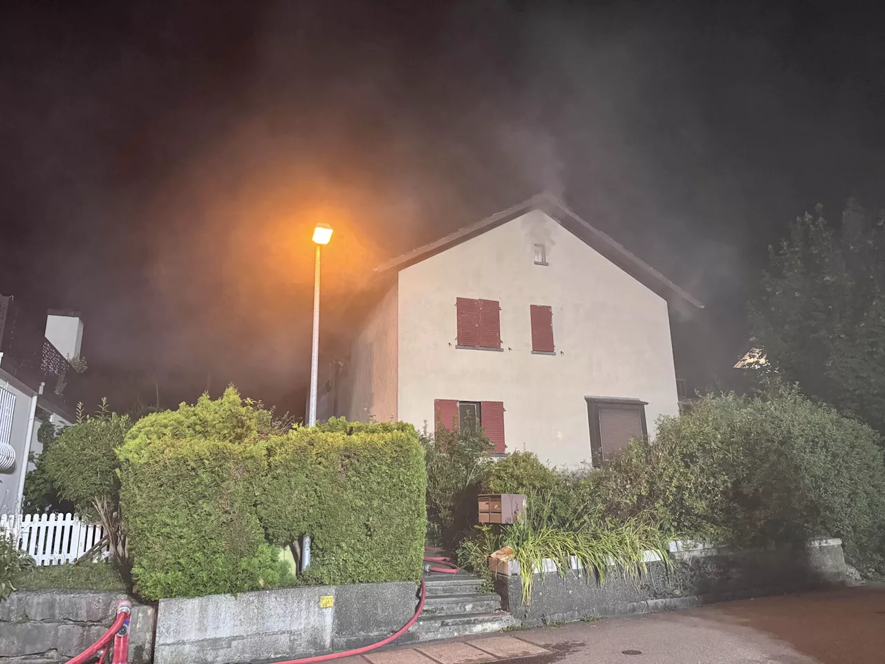 Lachen SZ: Brand in Zweifamilienhaus – Seniorin (†79) verstorben