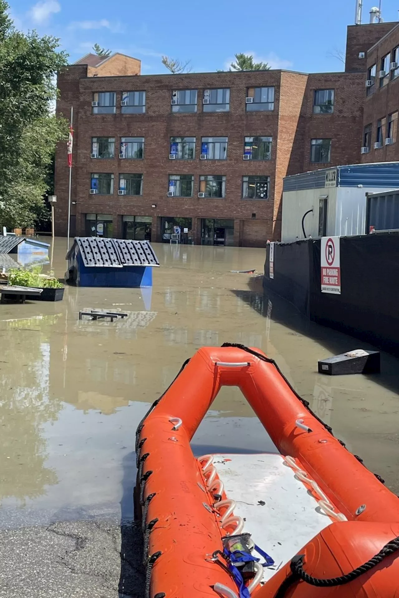 More than 100 residents evacuated from Mississauga, Ont., nursing home amid flooding