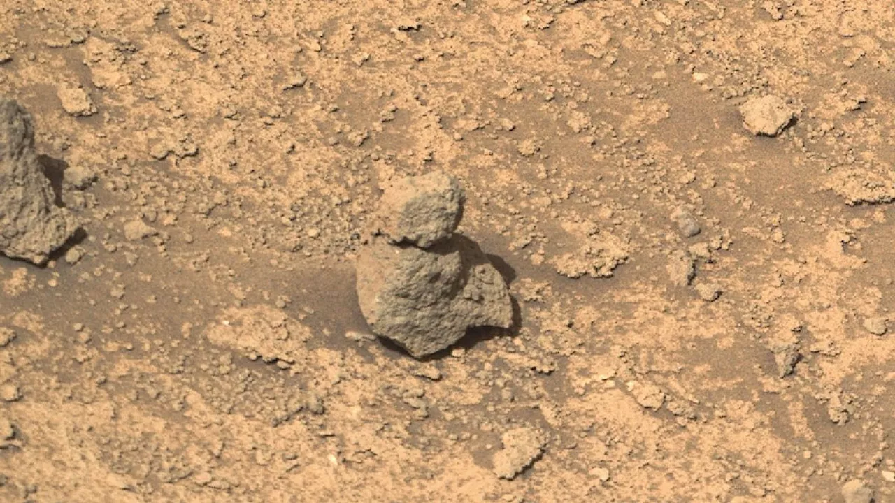 NASA's Perseverance Mars rover stumbles upon a dusty little snowman (photo)