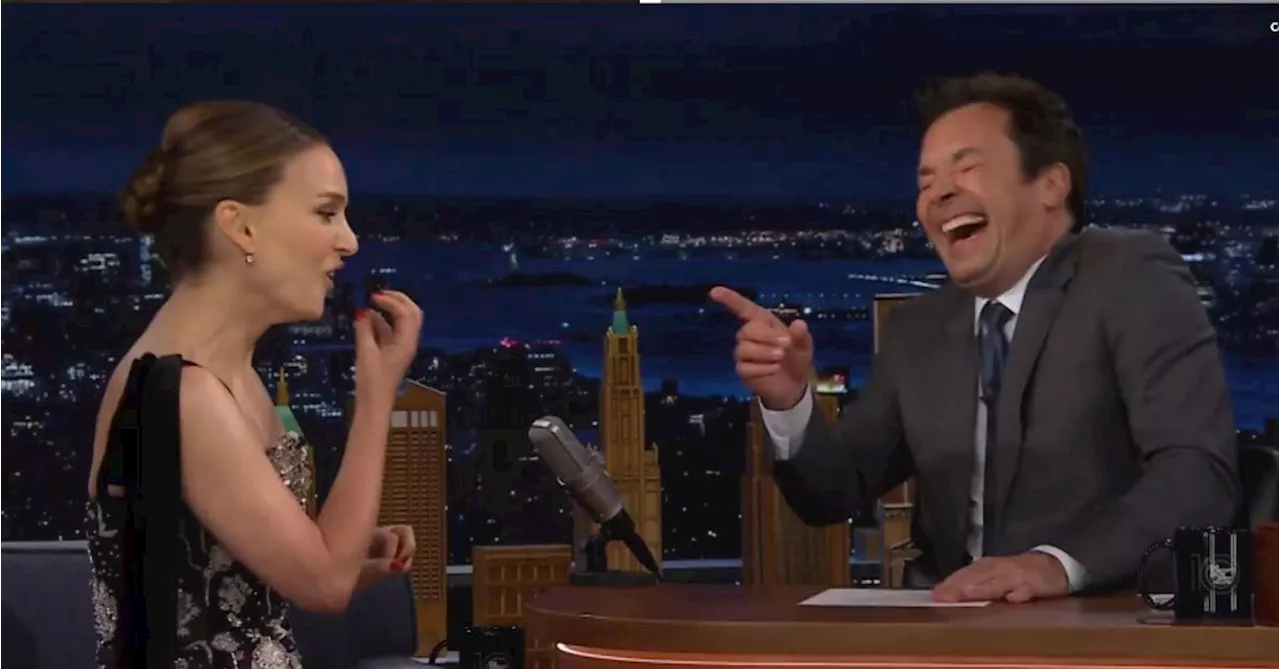 « C’est trop chelou » : quand Natalie Portman apprend l’argot français à Jimmy Fallon (vidéo)