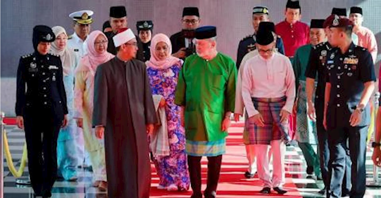 Agong, Raja Permaisuri berangkat ke Majlis Bacaan Yasin, Doa Selamat