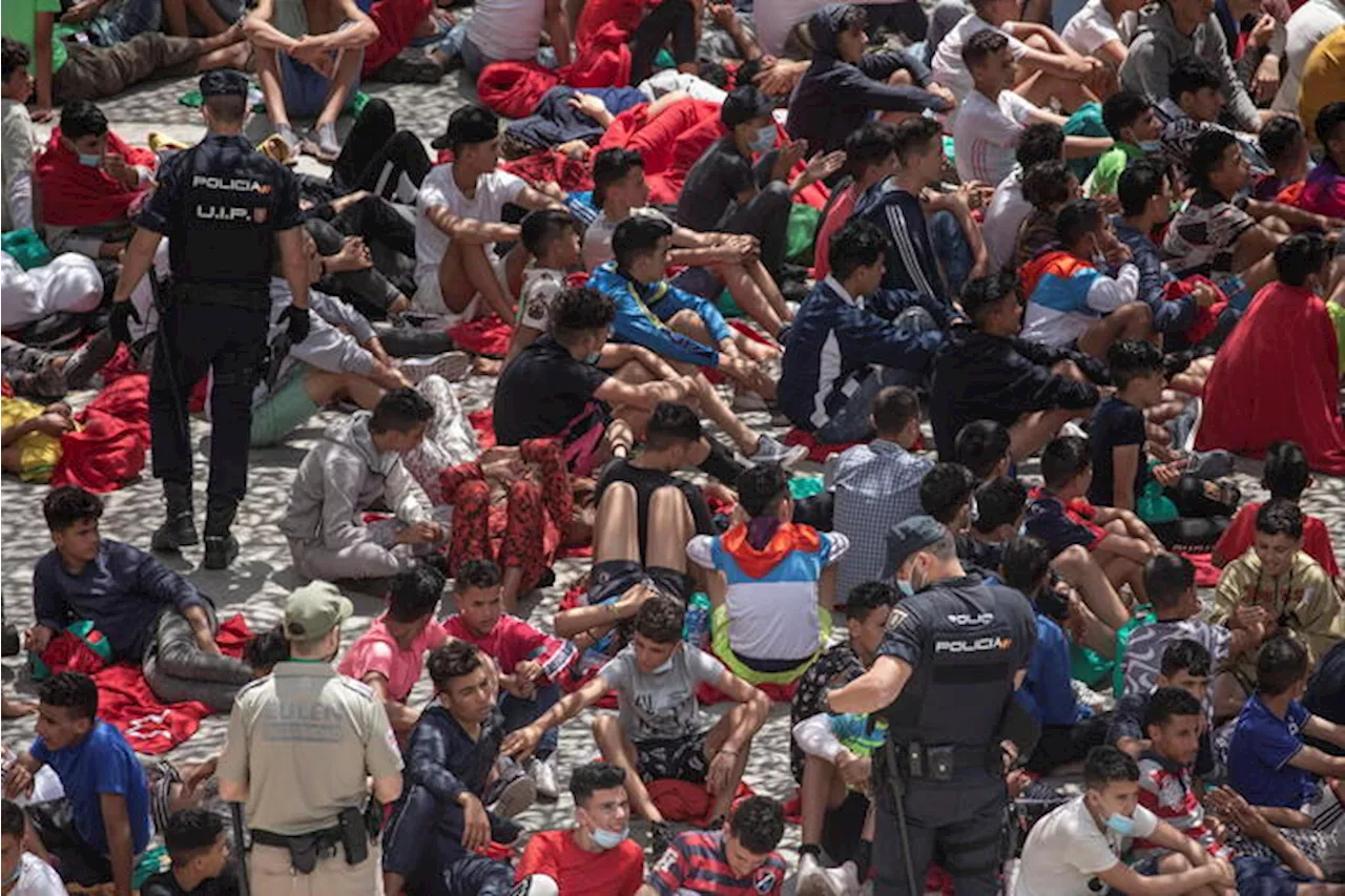 Almeno 30 migranti arrivati a nuoto a Ceuta, 11 i minori