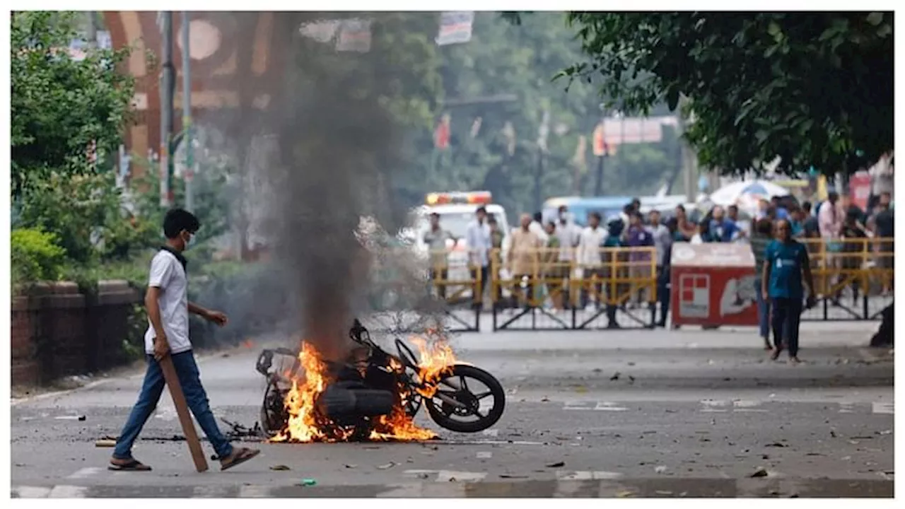 Bangladesh: बांग्लादेश हिंसा में अब तक 32 की मौत, प्रदर्शनकारियों ने सरकारी टीवी मुख्यालय को लगाई आग