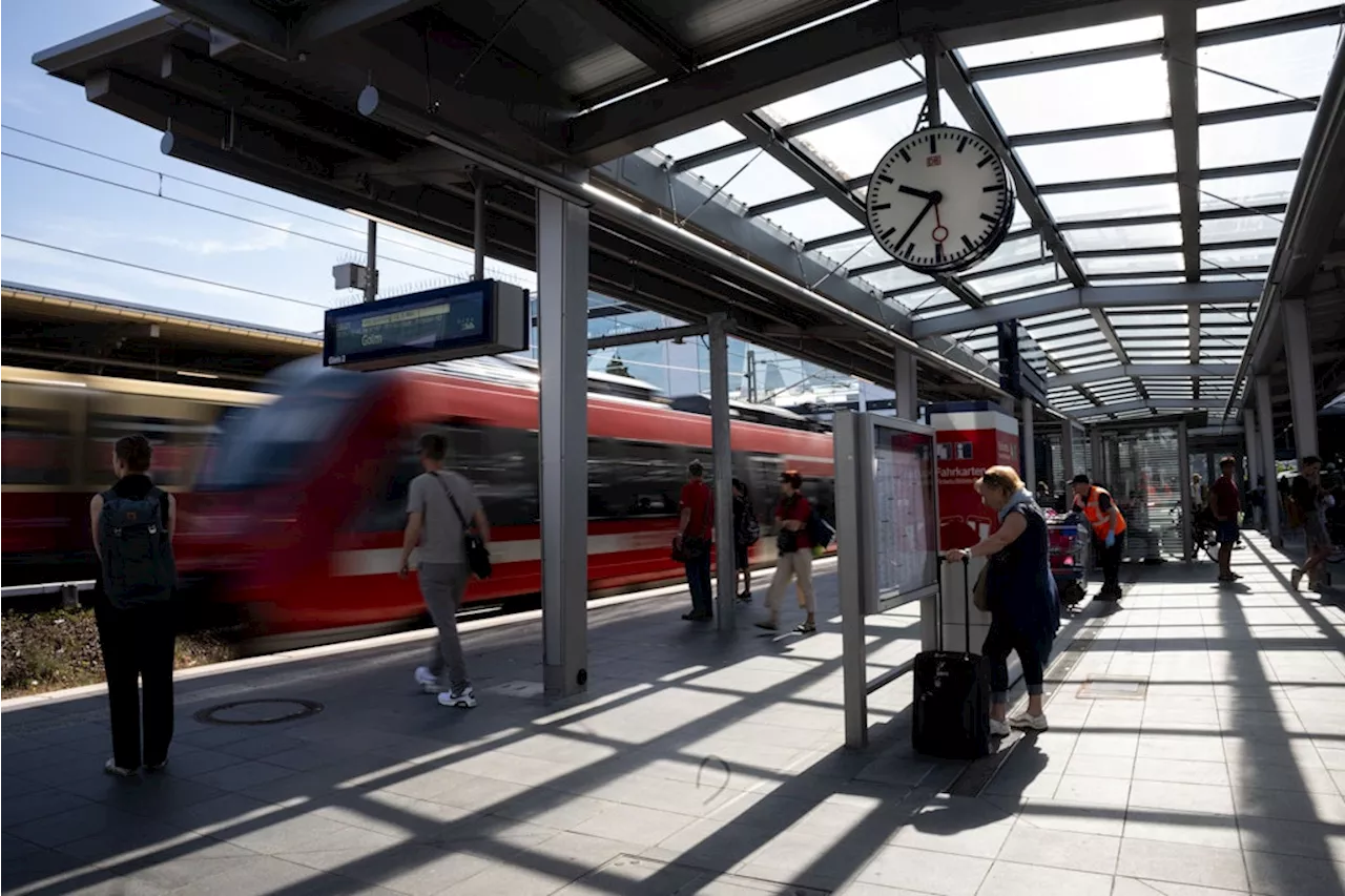 Bahnhof Ostkreuz in Berlin: Tortenparty für das neue Dach, das sechs Jahre Verspätung hat