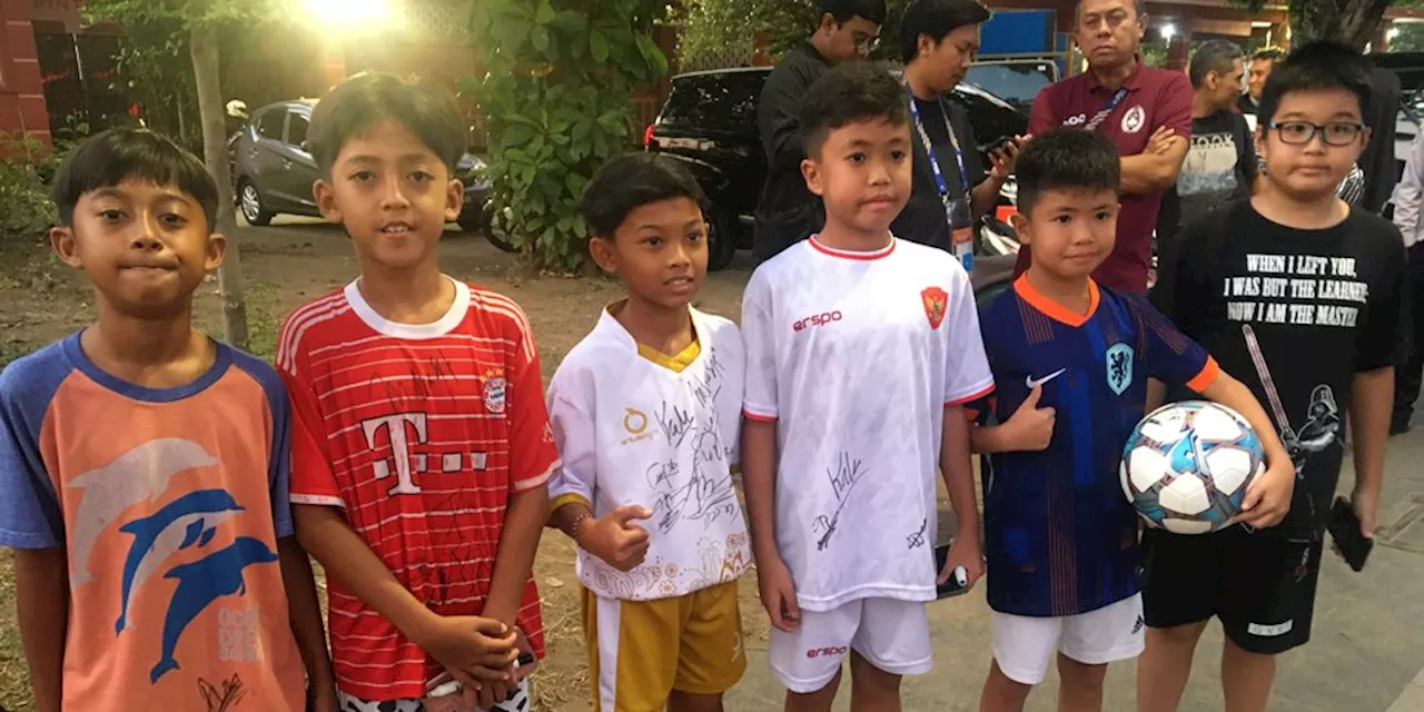 Salut! Pemain Timnas Indonesia U-19 Antusias Beri Tanda Tangan dan Foto Bareng Fans di Surabaya