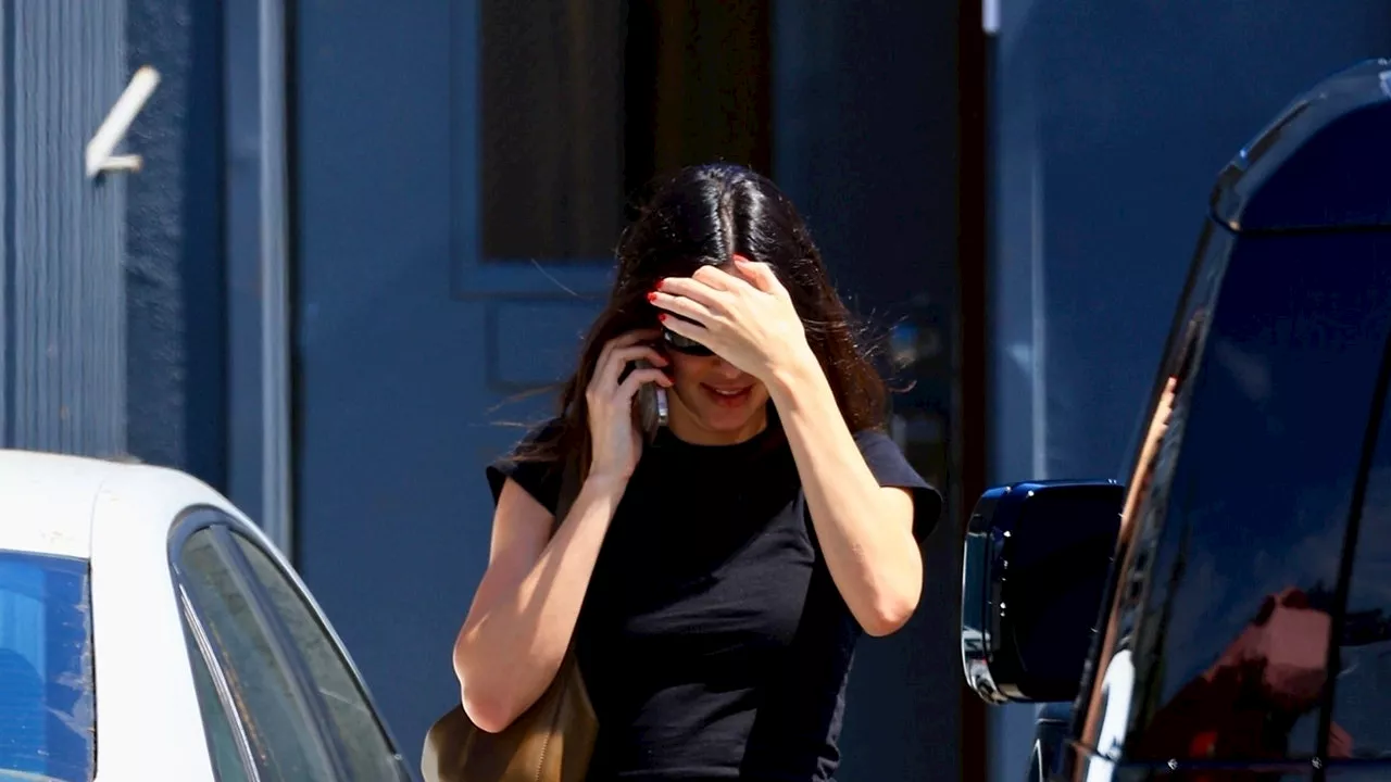 Kendall Jenner Wears Jeans And Flip-Flops In A Jennifer Aniston In 2008 Kind Of Way