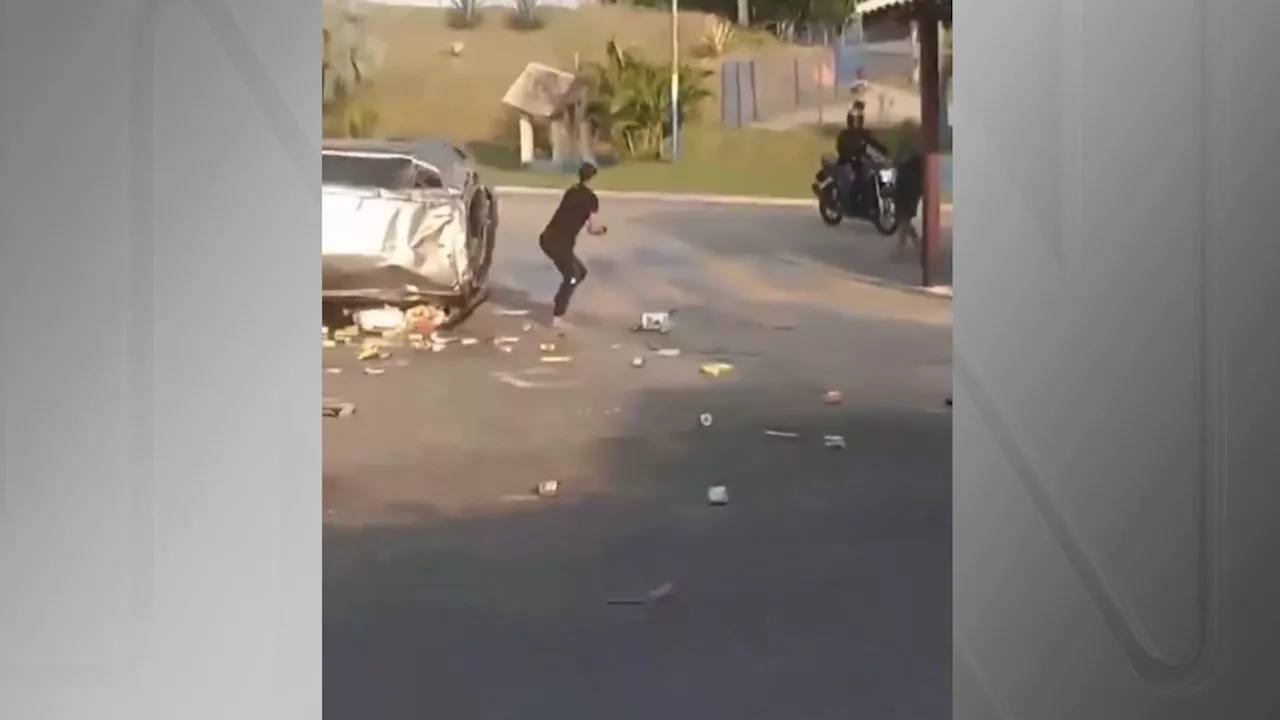 Vídeo: suspeito em fuga capota carro e rouba motocicleta em frente à base da PM no RJ