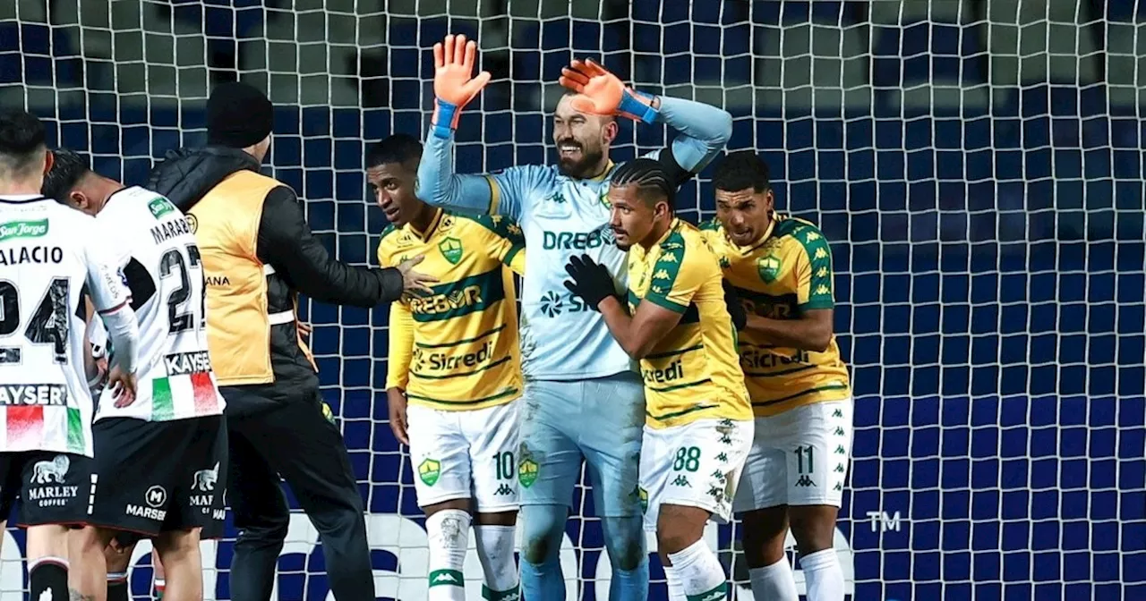 Video: la insólita decisión arbitral que definió un partido de Copa Sudamericana