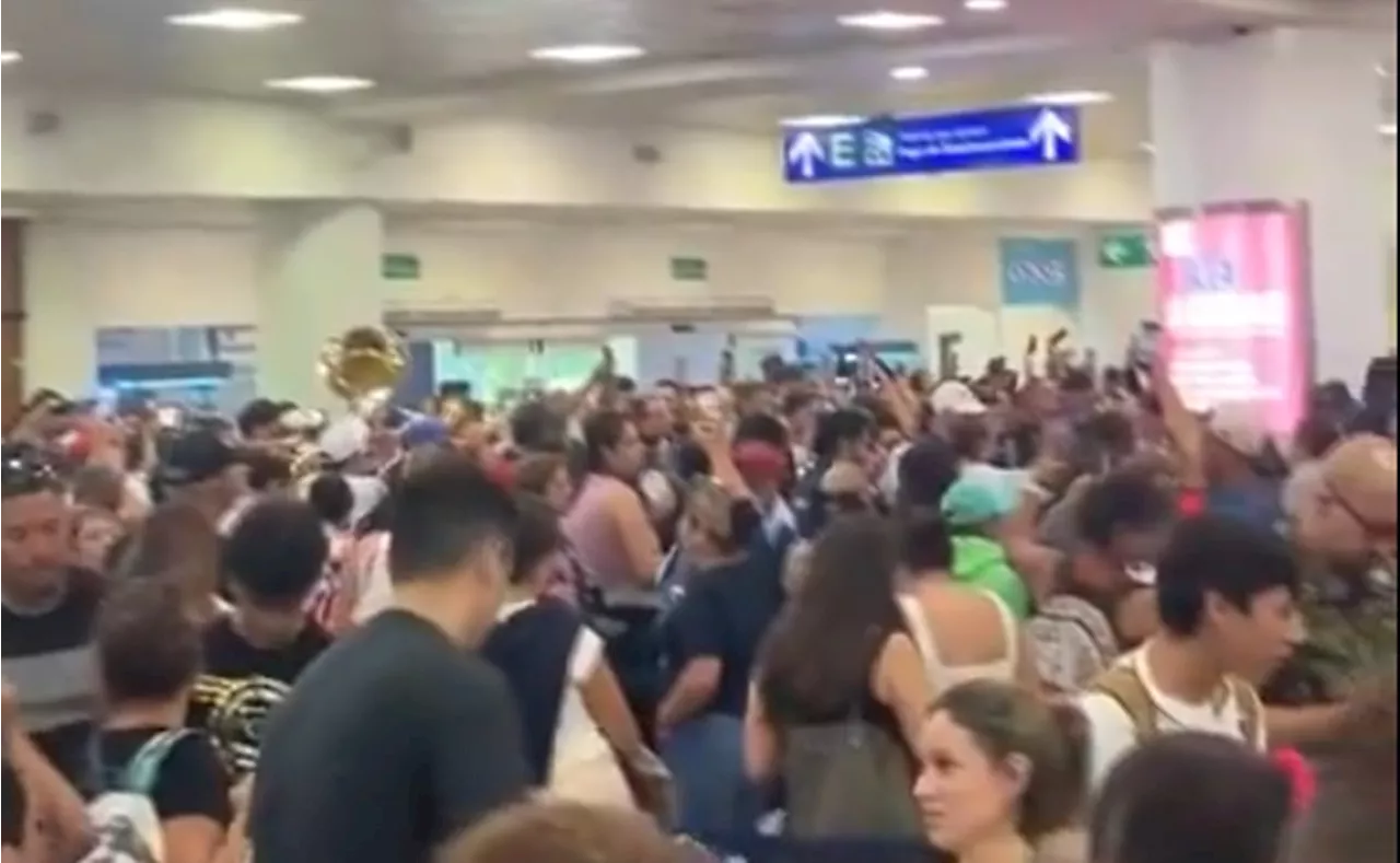 VIDEO Pasajeros del Aeropuerto de Cancún aprovechan apagón informático mundial para cantar “Cielito Lindo”