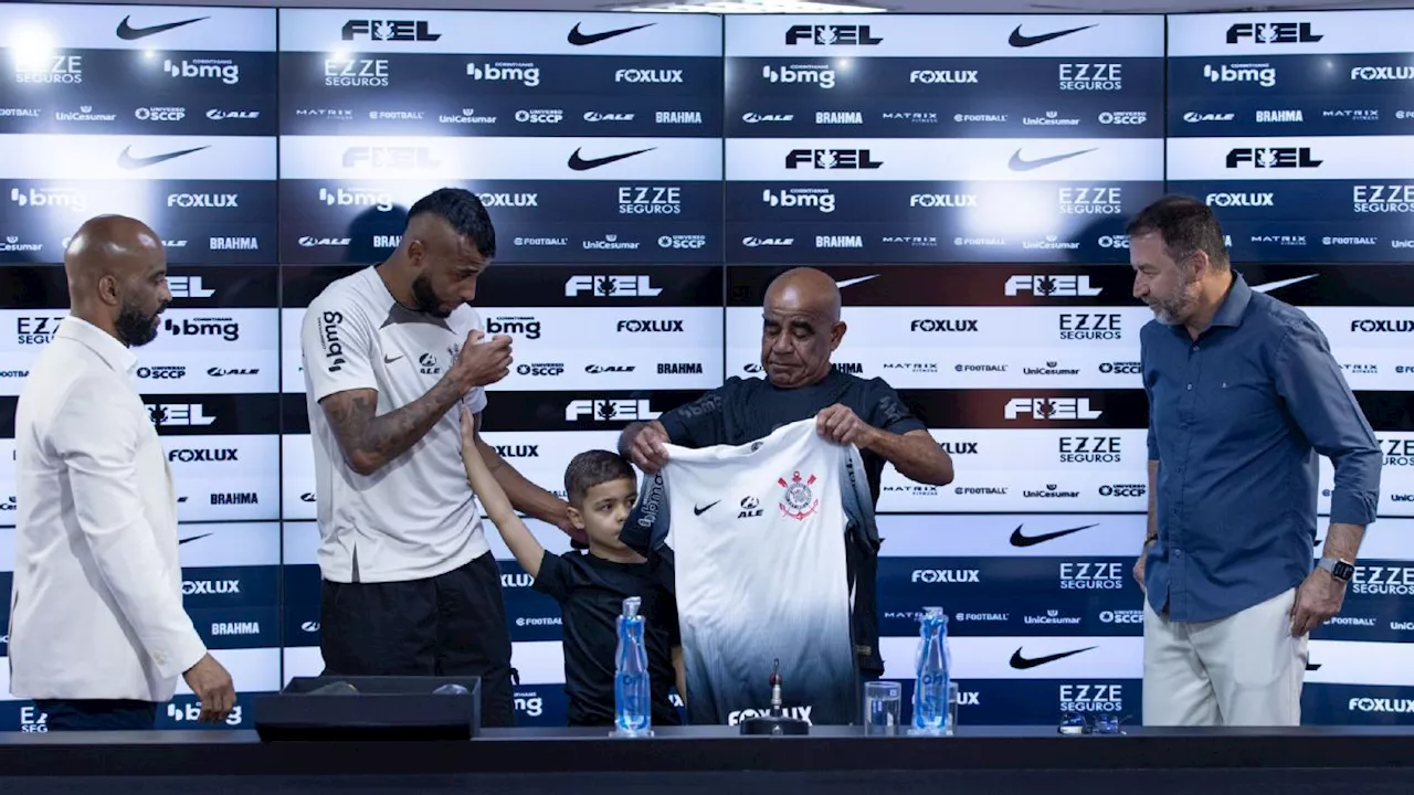 Alex Santana se emociona muito em apresentação no Corinthians e explica escolha inusitada