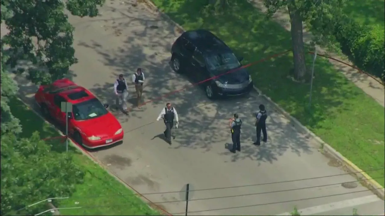 USPS letter carrier shot to death on Chicago's South Side; offender still at large