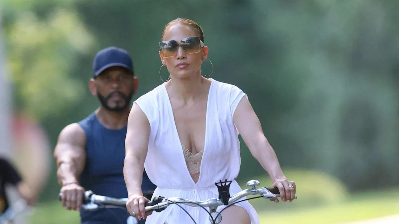 Jennifer Lopez lässt tief blicken: Solo-Fahrradtour durch die Hamptons