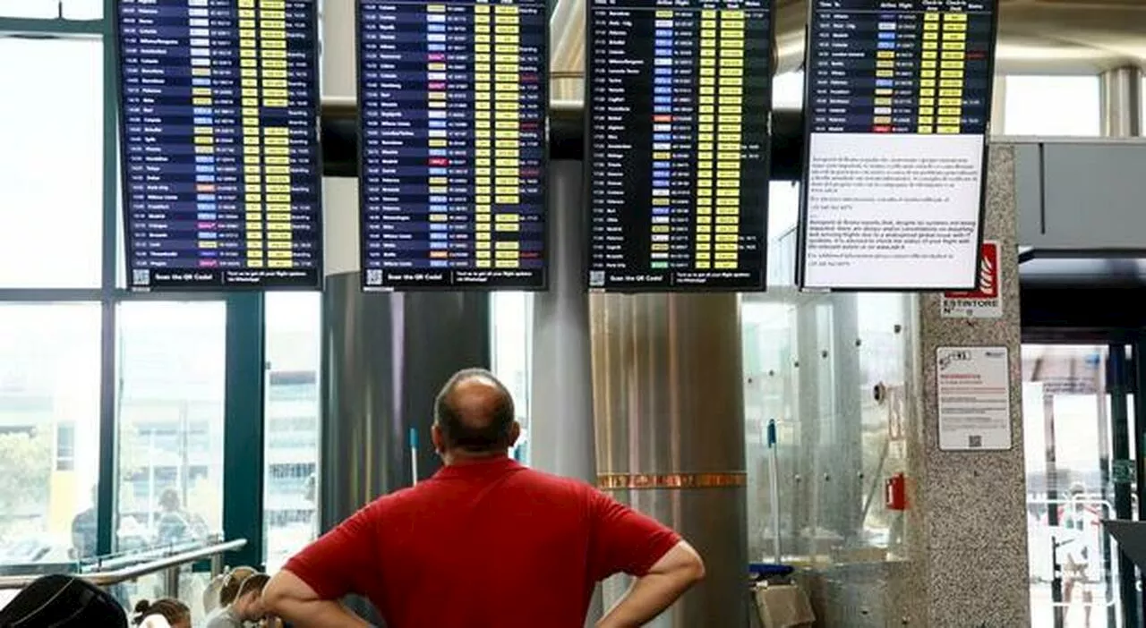 Caos aeroporti, un'odissea per i viaggiatori. «Sarà un weekend di fuoco», ecco quanto dureranno i disagi