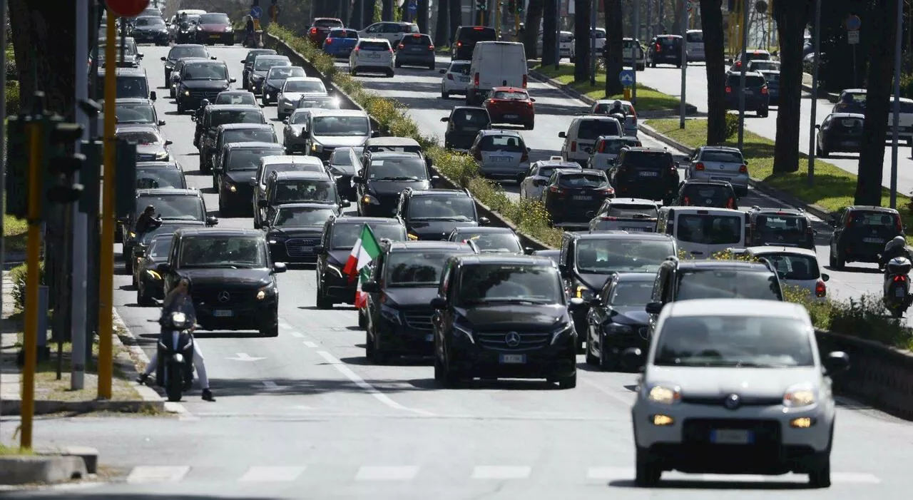 Taxi, la sentenza della Consulta sugli Ncc: «Incostituzionale il divieto di rilasciare nuove licenze». Cosa ca