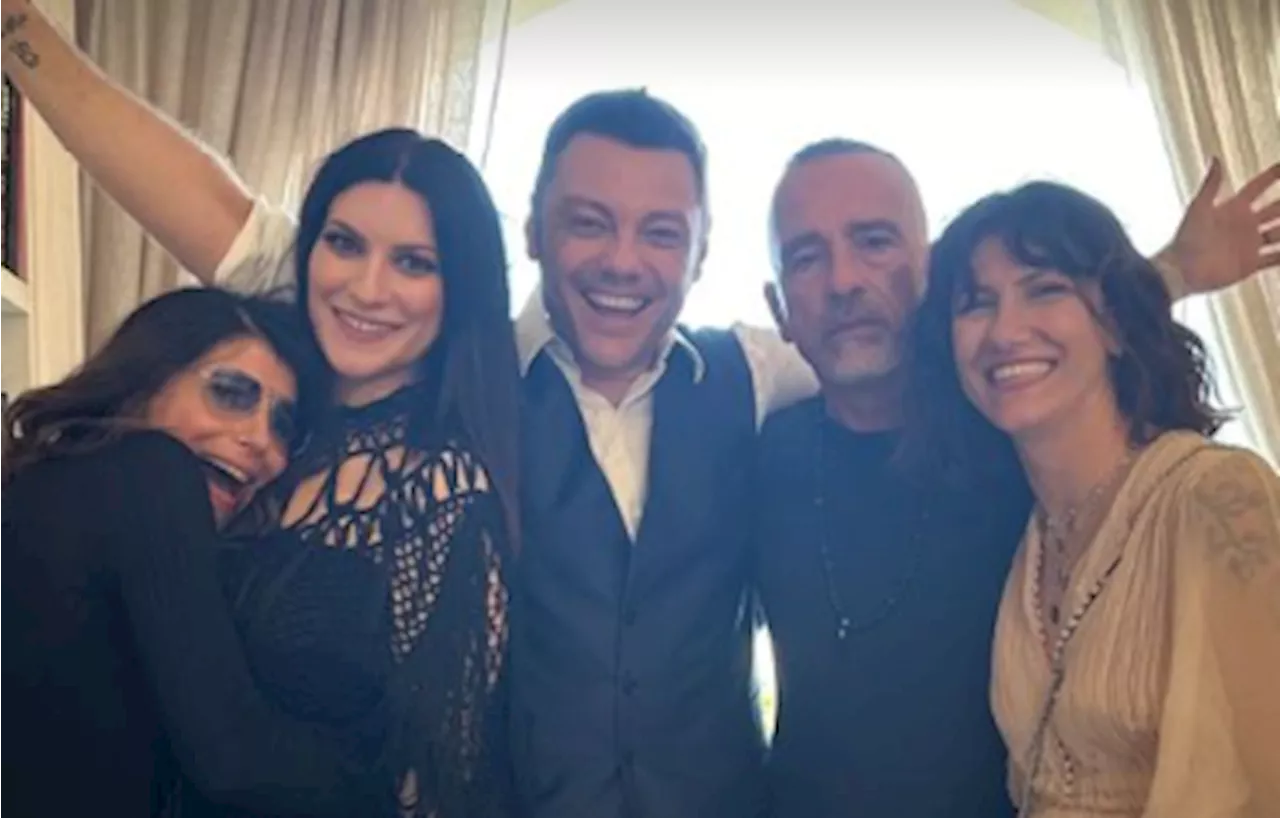 Da Laura Pausini ad Eros Ramazzotti: tutti per Andrea Bocelli (con tanto di sculacciata)