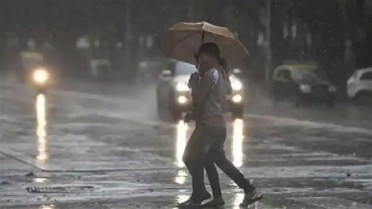 Heavy Rain Alert: कई राज्यों में भारी बारिश का अलर्ट, वज्रपात की चेतावनी; जानें अपने प्रदेश का मौसम